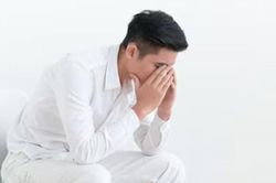 3 năm nuôi con của vợ và nhân tình, chồng vẫn không chịu ly hôn vì một bí mật đau lòng