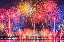 Pháo hoa nước lần đầu xuất hiện dịp chào mừng Ngày Giải phóng Thủ đô