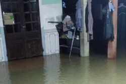 Mưa lớn, nước tràn vào nhà dân trong đêm
