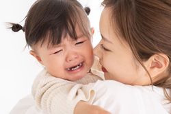 Giải mã nguyên nhân bé hay quấy khóc đêm sau khi bú sữa