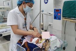 Chữa bệnh bằng kim khâu và đốt đèn, trẻ 33 ngày tuổi lờ đờ, thiếu máu nặng