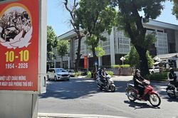 Hà Nội rực sắc đỏ hướng về ngày Giải phóng Thủ đô 10/10