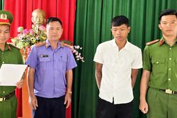 Vợ đi uống bia gọi không chịu về, chồng tưới xăng đốt nhà bố mẹ vợ