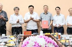 Thứ trưởng Đỗ Xuân Tuyên trao quyết định thành lập Hội đồng tư vấn cấp giấy đăng ký lưu hành thuốc nhiệm kỳ 2026-2029