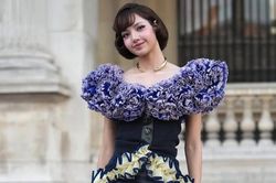 Lisa ngọt ngào bất ngờ tại Paris Fashion Week trong thiết kế Louis Vuitton