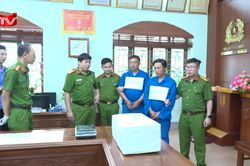 Triệt phá thành công chuyên án mang 20 bánh 'hàng trắng' qua biên giới