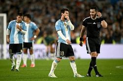 Trọng tài có hành động bất ngờ với Messi trong ngày chia tay tuyển Argentina