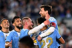 Messi được tôn vinh, Ronaldo vẫn chống lại cái kết