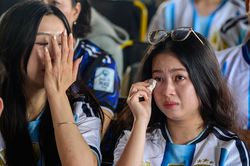 Fan TP.HCM bật khóc trong ngày Messi chia tay