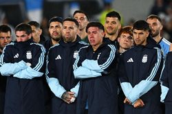 Biểu cảm của đàn em khi Messi nói lời chia tay tuyển Argentina