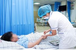 Nhập viện sau khi ăn tối có món tôm đồng
