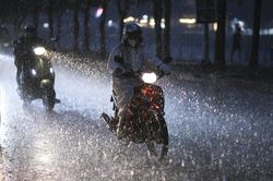 TP.HCM mưa trắng trời kèm sấm chớp giờ tan tầm