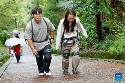 Cho thuê robot 'đỡ chân', hỗ trợ leo núi ở Trung Quốc