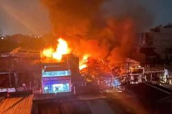 Thành phố Hồ Chí Minh: Cháy cửa hàng xe máy, 2 người bị thương