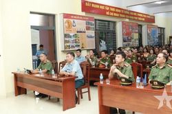 Lớp tập huấn công tác văn hóa trong Công an nhân dân tham quan Trường Sĩ quan Không quân