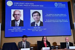 Giải Nobel Hóa học 2026 vinh danh hai nhà khoa học Pháp và Nhật Bản