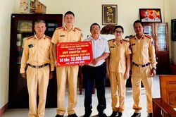 Tiếp sức học sinh khó khăn đến trường