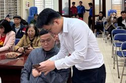 Thầy giáo trẻ mở lớp học 0 đồng, 'cầm tay chỉ việc' cho người lớn tuổi học công nghệ