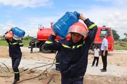 Công an chở nước giúp 300 người dân vùng tái định cư ở Gia Lai