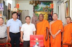 Lãnh đạo Ủy ban MTTQ Việt Nam TPHCM chúc mừng dịp Lễ Sen Dolta năm 2026