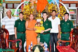 Bộ đội Biên phòng thành phố Cần Thơ thăm, tặng quà các chùa Khmer dịp Lễ Sene Dolta năm 2026
