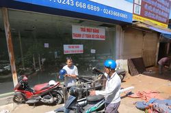 Hàng loạt cửa hàng treo biển chuyển địa điểm, trả mặt bằng cho trục Quốc lộ 1A qua Hà Nội