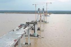 Vượt thử thách lớn từ thời tiết cực đoan, cầu Đại Ngãi tăng tốc về đích