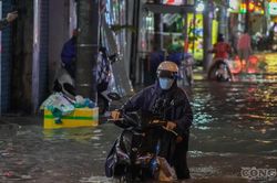 Mưa lớn khiến nhiều tuyến đường tại TP HCM ngập sâu, người dân chật vật tìm đường về nhà