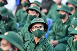 Đủ 18 tuổi, đang học lớp 10 tại trung t&acirc;m GDNN-GDTX c&oacute; được tạm ho&atilde;n gọi nhập ngũ?