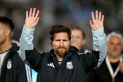 Messi nghẹn ngào chia tay đồng đội, CĐV tuyển Argentina