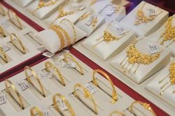 Giá vàng bật tăng, dầu thô vượt 100 USD/thùng