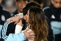 Messi ôm chặt nữ ca sĩ