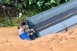 Nhân chứng vụ xe tải bị lũ cuốn trôi: Tôi cảnh báo mà tài xế vẫn lấy đà phóng qua suối