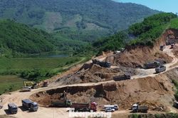 Phú Thọ: Rầm rộ bạt núi 'tận thu' đất đá, bụi bay trắng trời