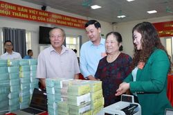 GPMB Quốc lộ 1A: Máy đếm tiền chạy hết công suất, người dân mang bao tải tiền về