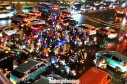 Đường phố ngập sâu, giao thông TPHCM rối loạn trong cơn mưa lớn giờ tan tầm