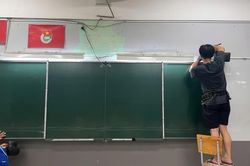 Vụ lớp 12 thiếu bảng, giáo viên phải viết lên tường: Lắp bảng mới trong đêm
