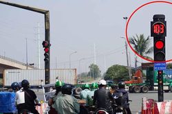 Có nên tắt máy khi dừng đèn đỏ lâu hay để xe nổ máy liên tục?
