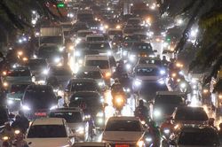 TPHCM lại mưa lớn kèm sấm sét, nghìn người chật vật vì ngập và kẹt xe