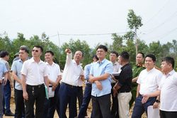 Phó Chủ tịch Thường trực UBND tỉnh Bùi Thanh An kiểm tra mỏ đá xây dựng và đất san lấp
