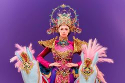 Emoura Phạm bị nhầm là... nhân sự hậu trường trước giờ thi