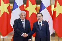 Chủ tịch Quốc hội Trần Thanh Mẫn hội kiến Tổng thống Panama