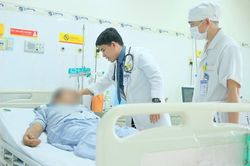 Người đàn ông 57 tuổi nhập viện cấp cứu sau bữa tối, bác sĩ cảnh báo dấu hiệu nguy hiểm