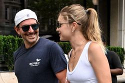 Bradley Cooper và Gigi Hadid tiếp tục đeo nhẫn cưới giữa Paris