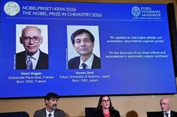 Nobel Hóa học 2026 vinh danh hai nhà khoa học tìm ra lời giải cho bí ẩn hóa học tồn tại hơn một thế kỷ