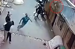 Ai Cập: Bé trai rơi khỏi ban công, người hàng xóm hành động trong tích tắc