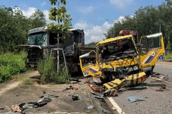 Xe cứu hộ va chạm với xe đầu kéo ben, 2 người bị thương