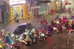 Mưa hàng giờ, đường phố TP.HCM ngập nặng, xe máy chết hàng loạt