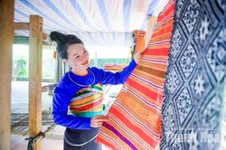 Khi nghề dệt thổ cẩm thành “đặc sản”