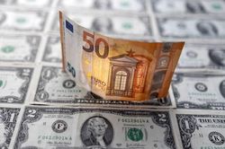 Đồng euro giảm xuống đáy 17 tháng: Dấu hiệu khủng hoảng tài chính đến gần?